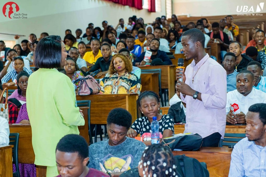 L’expression « Each One Teach One » se traduit littéralement par « Que chacun enseigne à l’autre ». Cette initiative de la Fondation UBA, incarne l’idée que chaque individu possède des connaissances et des expériences uniques à partager.